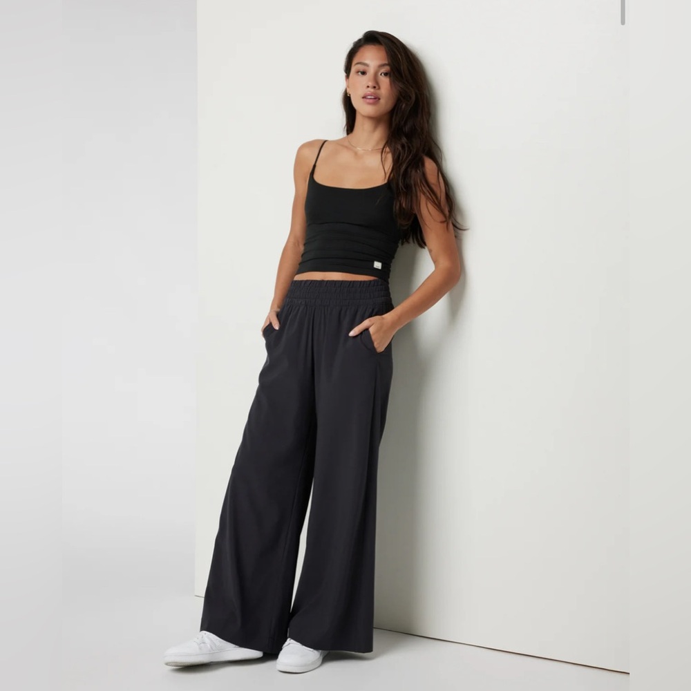 NWT Vuori Villa Wideleg Pant Short Length in Black Size Medium - Picture 2 of 12